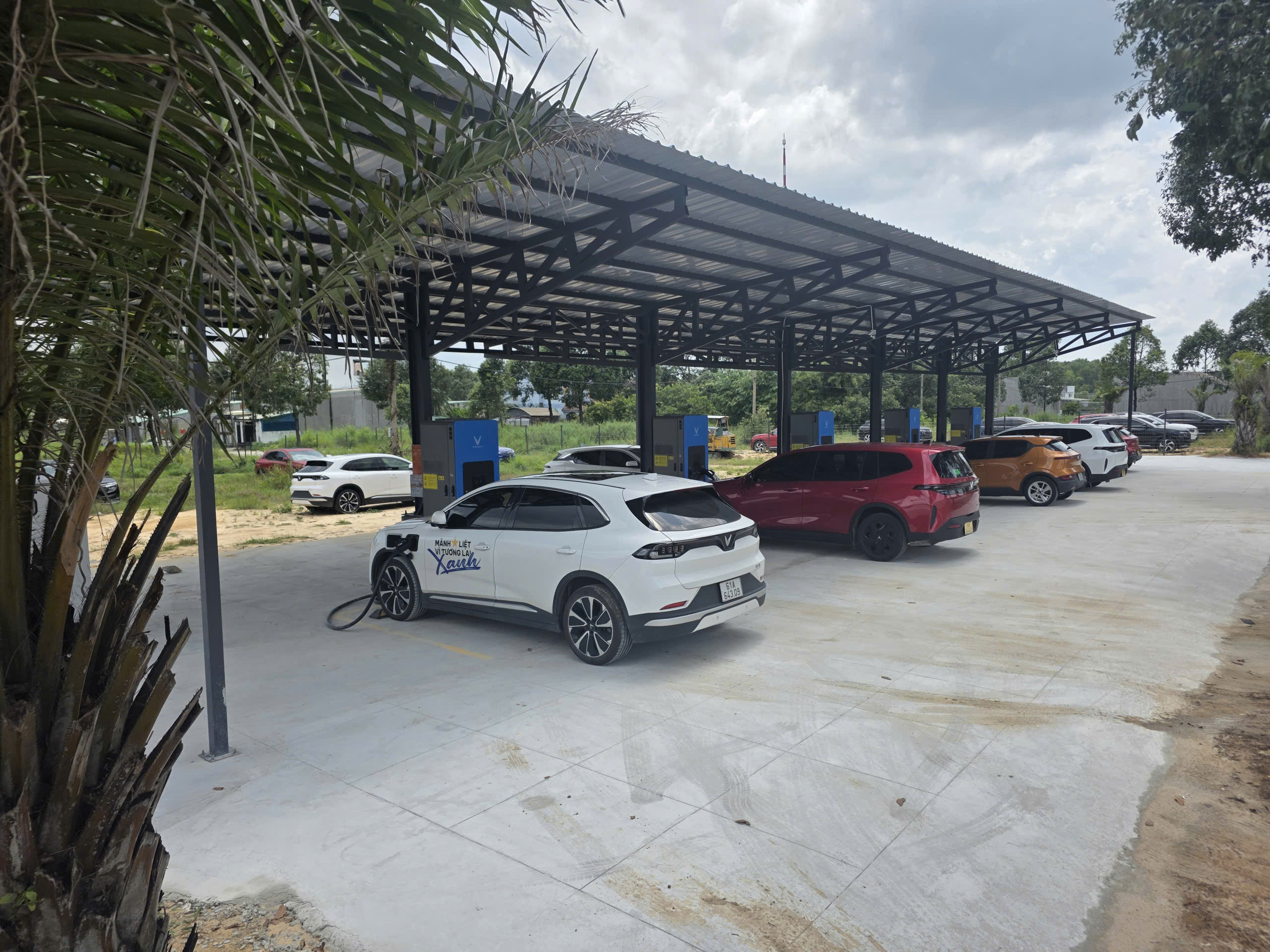 Sạc xe điện VinFast trong điều kiện khí hậu Việt Nam cần lưu ý gì?